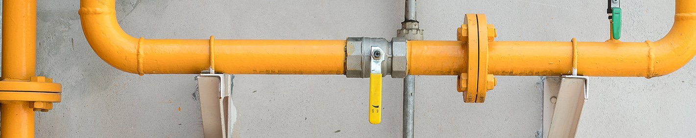 Gelbe Gasleitungen an der Wand montiert
